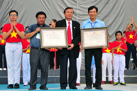 Vietkings giving record certificates to program’s organization board.