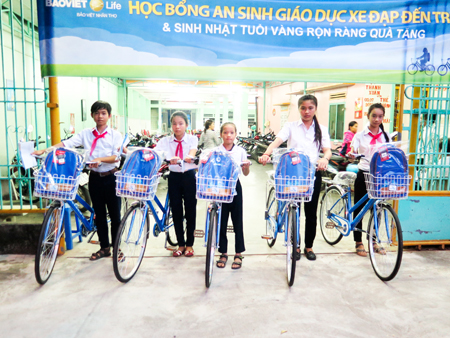 Bao Viet Life Khanh Hoa Company donates 20 scholarships