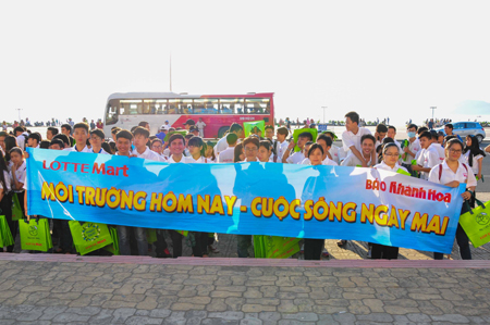 Banners bearing meaningful propaganda slogans.