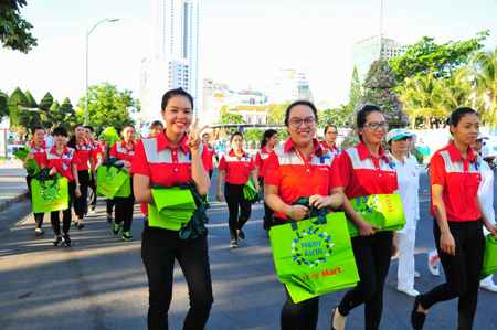 Staffs of Lotte Mart bringing environmentally friendly bags to give people.