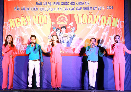 Roving propaganda team (under Khanh Hoa Provincial Center of Culture) performing items to propagandize for election of deputies to the 14th National Assembly and the People's Councils at all levels, 2016 - 2021 tenure.