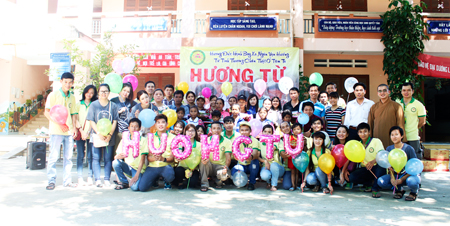 200 gifts for poor children in Khanh Thuong
