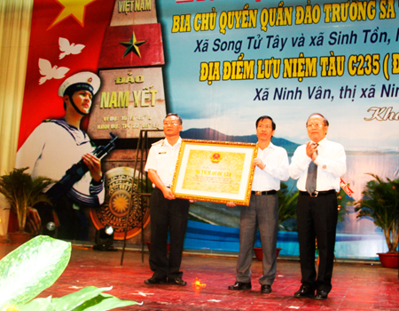 Leader of Ministry of Culture – Sports and Tourism giving certificate of recognition for sovereignty steles on the Spratly Islands to representatives of Spratly District.