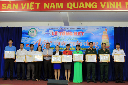 Le Van Hoa, Deputy Director of Khanh Hoa Provincial Department of Culture, Sports and Tourism offering certificates of Khanh Hoa Provincial People’s Committee to units winning A prize.