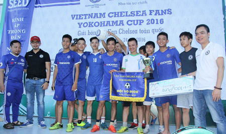 Chelsea fan club in Thanh Hoa receiving cup.