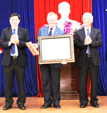 John Quelch, Harvard Business School Vice-Principal, awarded certificate of merit