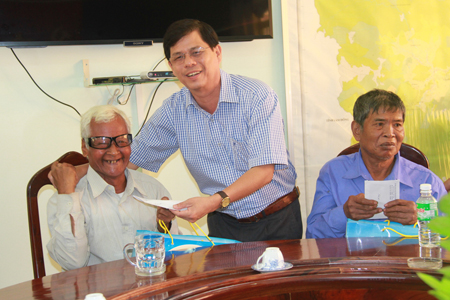 Khanh Hoa leader pays visit to policy beneficiaries