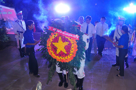 Representatives’ group led by Nguyen Tan Tuan laying wreath at monument to the martyrs. .