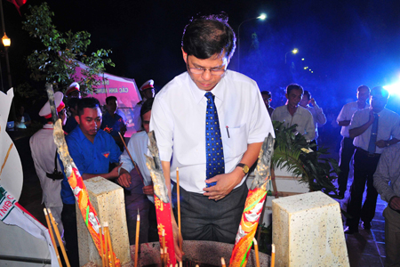 Nguyen Tuan Tuan burning incense.