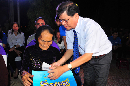 Nguyen Tan Tuan presenting gifts to Vietnamese heroic mothers.