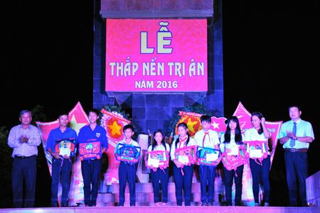 Representatives offering gifts to children of policy households and revolutionary contributors.