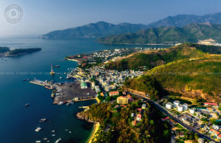 A corner of Nha Trang Bay (Bui Mai Thien).