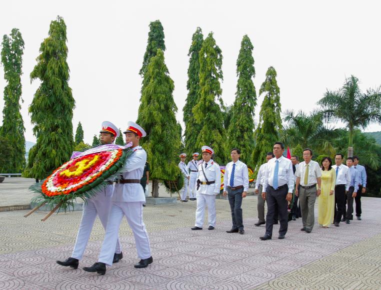 The delegate from Khanh Hoa Provincial Party Executive Committee visits Hon Dung Martyr Cemetery.