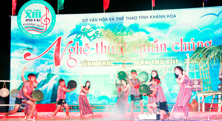 Khanh Vinh team performing ma la at Khanh Hoa's Public Art Festival 2016.