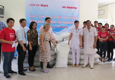 Lotte Mart Nha Trang and Khanh Hoa Newspaper donate nearly 9tons of rice to charity