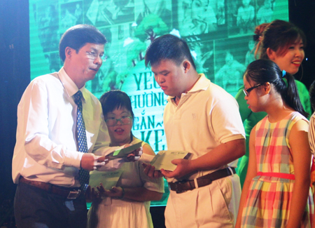 Nguyen Tan Tuan presenting gifts to Agent Orange victims.