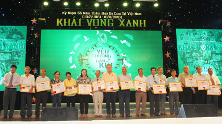 Representative of Khanh Hoa Provincial Association for Victims of Agent Orange/Dioxin offering campaign medals to individuals.