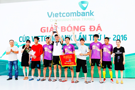 Eight teams join football tournament - Vietcombank Nha Trang Cup