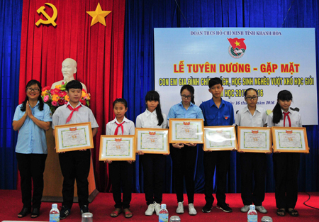 24 good students commended and awarded