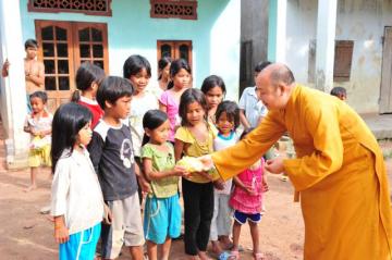 Khanh Vinh Pagoda offers gifts to 200 needy households