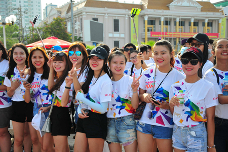 Young people joining the run race.