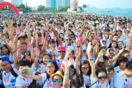 More than 4,000 youths, locals and tourists join cross-country run.