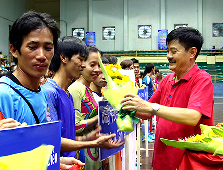 Le Tien Anh, General Director of Khanh Viet Corporation (right) giving flowers to participating teams.