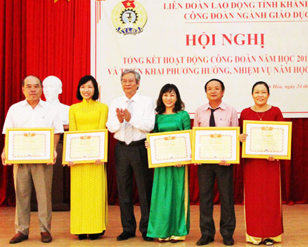 Nha Trang Educational Trade Union awarded emulation flag