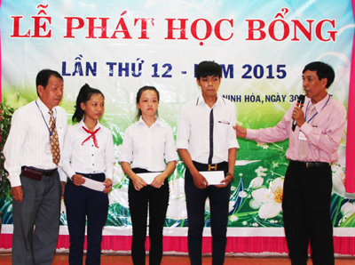 Ninh Hoa Scholarship Fund grants 246 scholarships