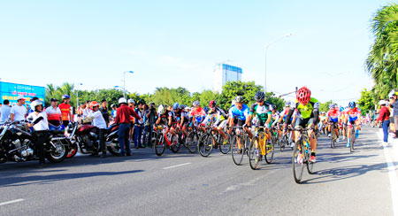 Ebullient atmosphere of Khanh Hoa's amateur open bike race