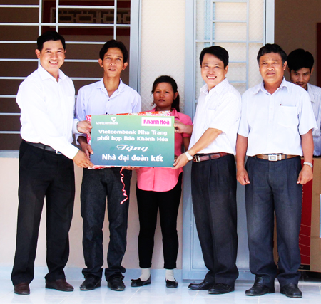 House handover in Ba Cum Bac Commune