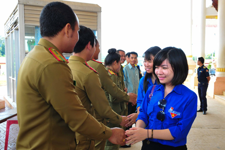 Youth Union members of Attapeu Province welcoming Khanh Hoa’s mission at Phu Cua Border Crossing.