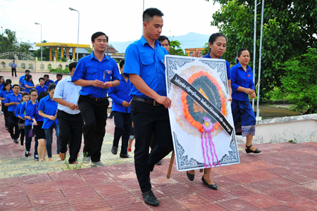 Two units pay tribute at Monument to soldiers Vietnam and Laos.