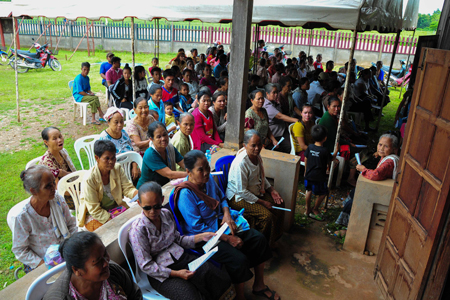 Many local people come to have free medical examination.