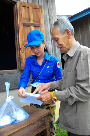 A local instructed to take medicine by Youth Union member of Attapeu Province.