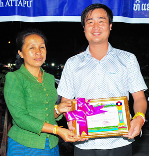 Mi Na Phon Say Som Phu, Deputy Secretary of Attapeu Provincial Party Committee, giving certificates of merit to Khanh Hoa’s mission.