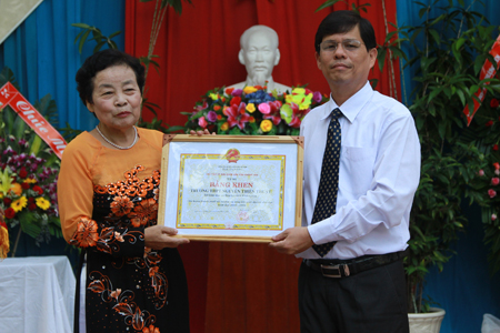 Nguyen Thien Thuat High School holds new school year opening ceremony