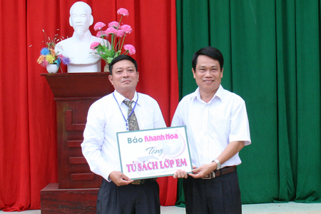 Books and uniforms donated to Son Thai Primary School