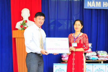 Back-to-school donation at Khanh Hoa –Jeju Primary School