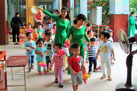 Ly Tu Trong Nursery School celebrates full moon night