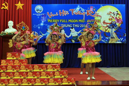 Moon Festivity for overseas Vietnamese and foreigners' kids