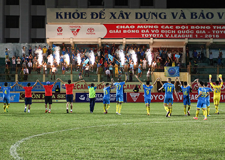 Players of Sanna KH – BVN showing appreciation for support from fans. (Photo: H.D)