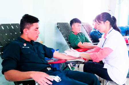 Nearly 600 officials and soldiers join blood donation