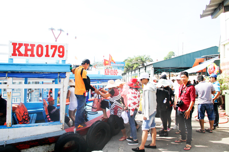 Tourists taking tours to islands in Nha Trang