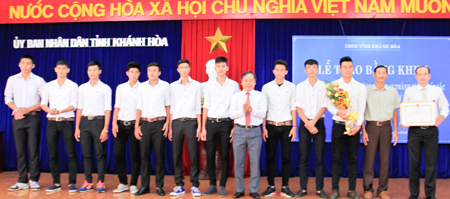 Nguyen Dac Tai presenting certificates of merit to excellent coaches and athletes.