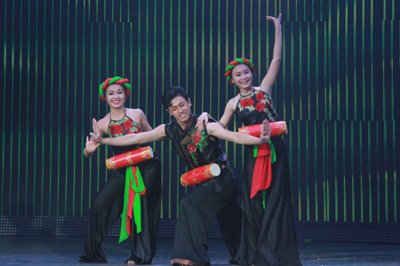 Performing trong com (cylindrical drum), folk art of the North.