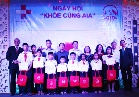 AIA Vietnam offers 30 scholarships to students in Ninh Hoa