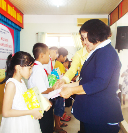 Scholarship presentation in Nha Trang City