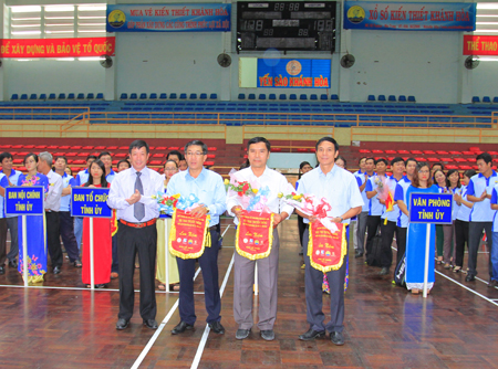 Luong Kien Dinh, Party Committee Secretary of Khanh Hoa’s bloc of Party agencies, giving flags to sponsors.