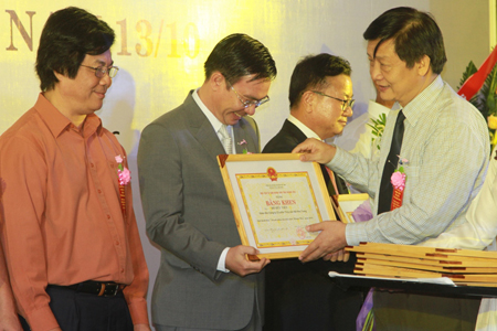 Outstanding businessmen and enterprises honored